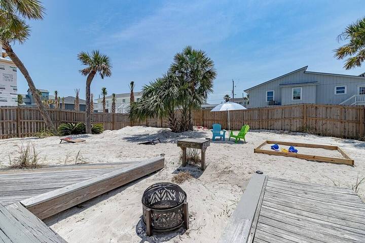 Vacation house for 12 people, with balcony and yard in Pensacola Beach