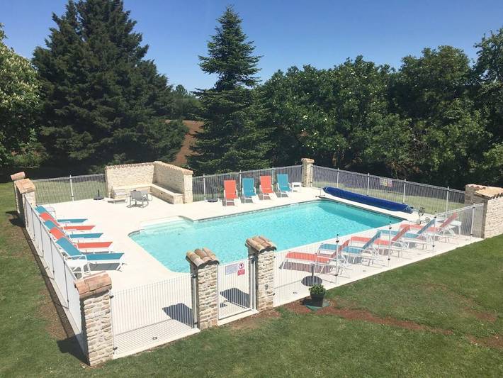 Location de vacances pour 8 personnes, avec vue ainsi que jardin et piscine, adapté aux familles à Sauzé-Vaussais - 4