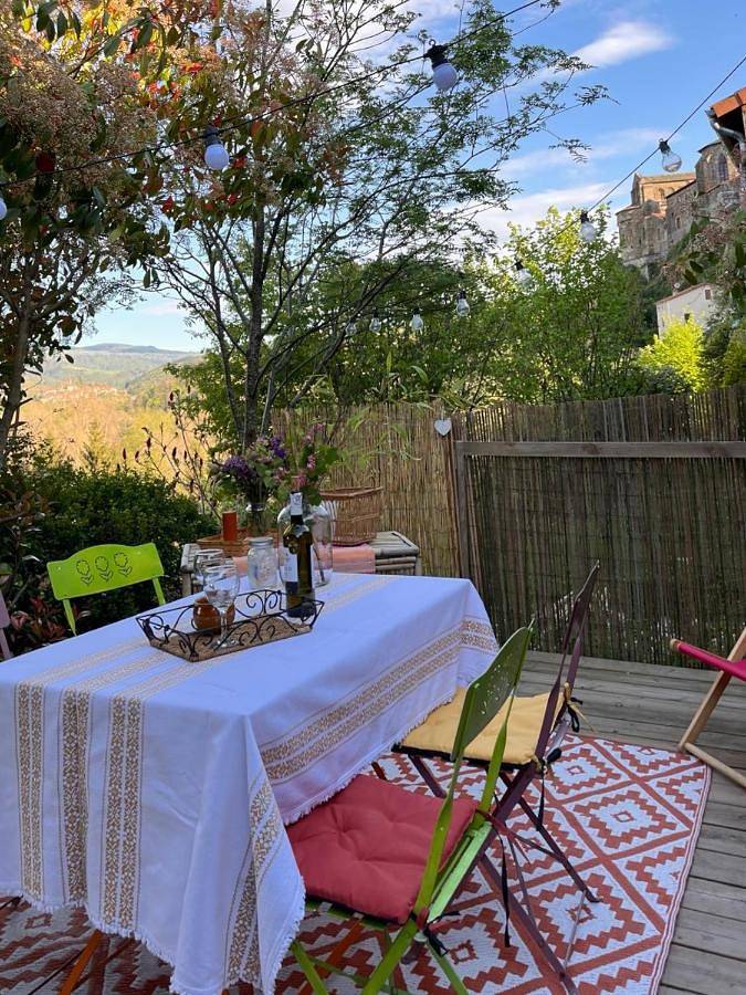 Gîte pour 3 personnes, avec terrasse et vue, animaux acceptés à Chanteuges