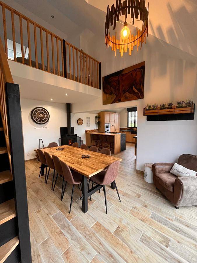 Location de vacances pour 10 personnes, avec vue ainsi que piscine et jardin à Le Gast