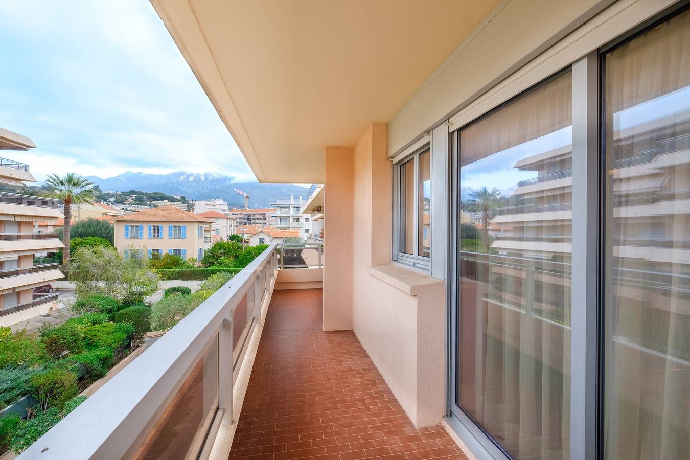 Entire studio, Studio Apartment 'Riviera Beach Anemone' with Mountain View, Wi-Fi and Air Conditioning in Roquebrune-Cap-Martin, Mediterranean Coast (France)