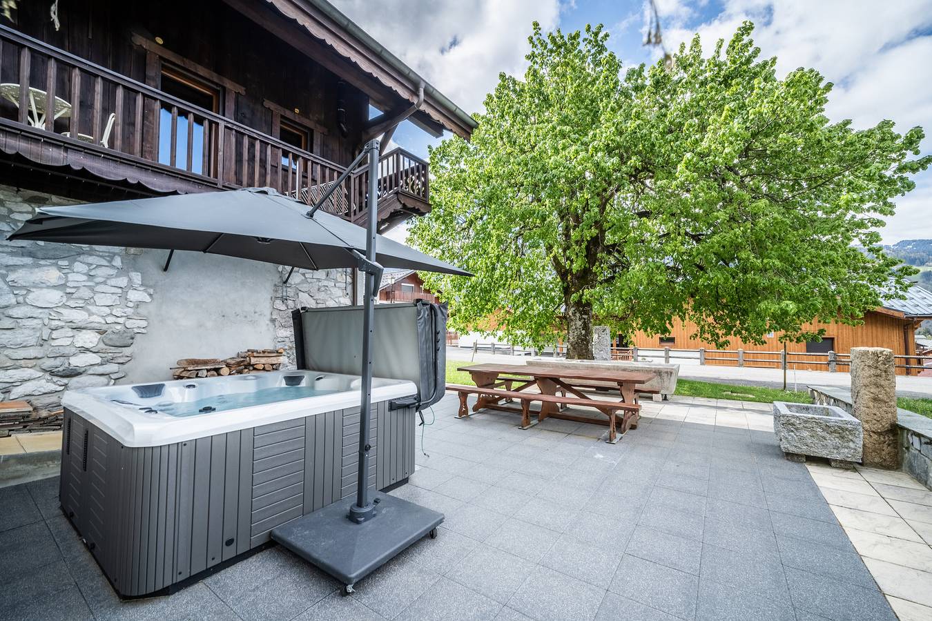 Appartement entier, La Ferme de Sous-Lachat - La Savoyarde, avec vue sur les montagnes, terrasse privée et Wi-Fi in Samoëns, Région de Bonneville
