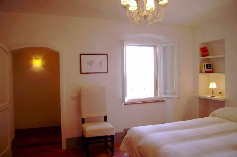 Geheel appartement, In lovely hilltop village near the sea spacious panoramic house with 2 terraces in Magliano in Toscana, Provincie Grosseto