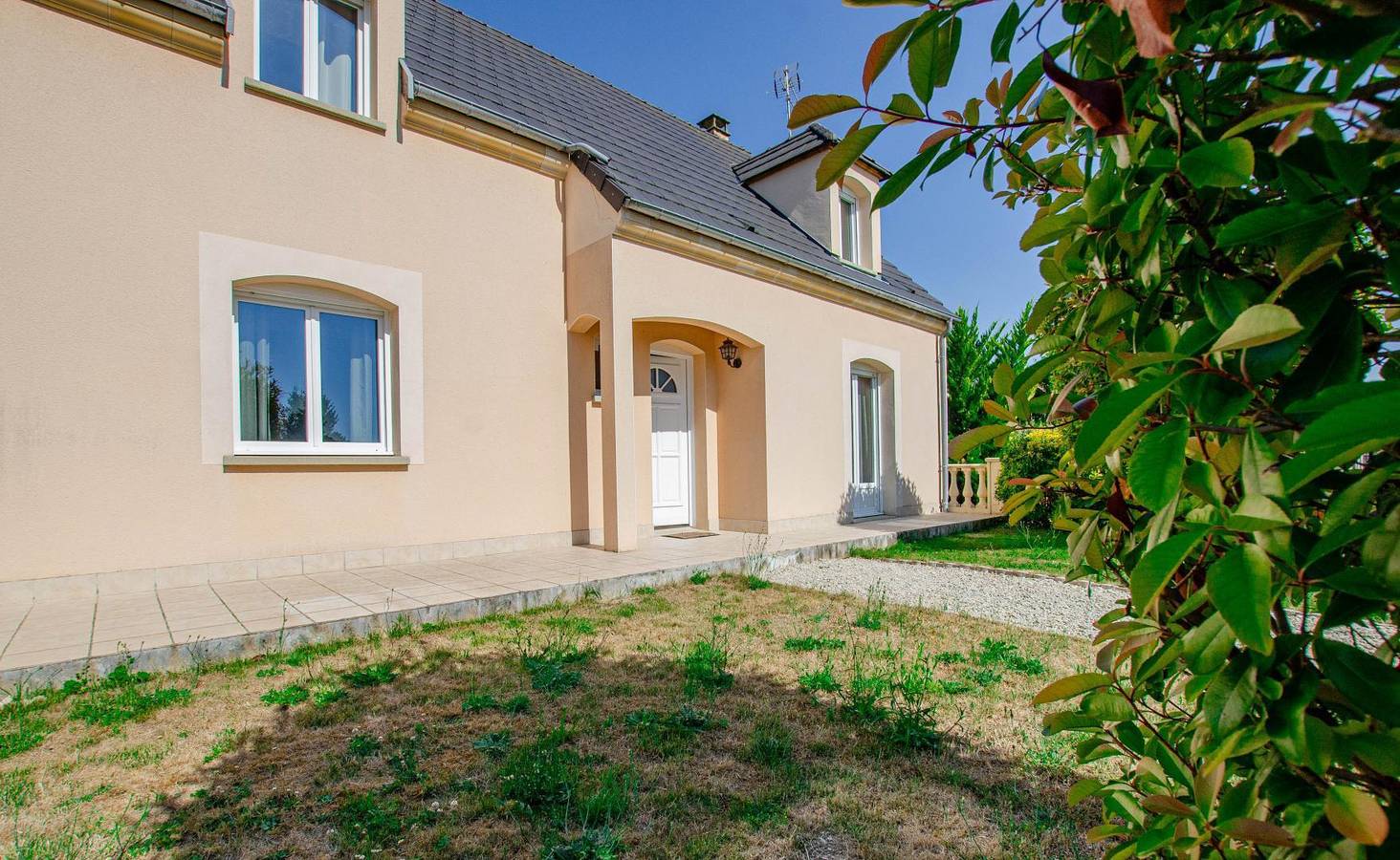 Les Lys in Saint-Julien-les-Villas, Aube