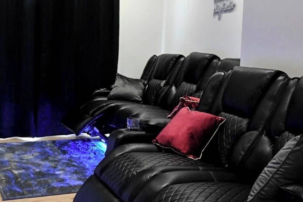 Ganze Wohnung, Luxury Luton Retreat 4 Poster bed+Jacuzzi bath+Massage chair+Luton Station in Luton, Chiltern Hills