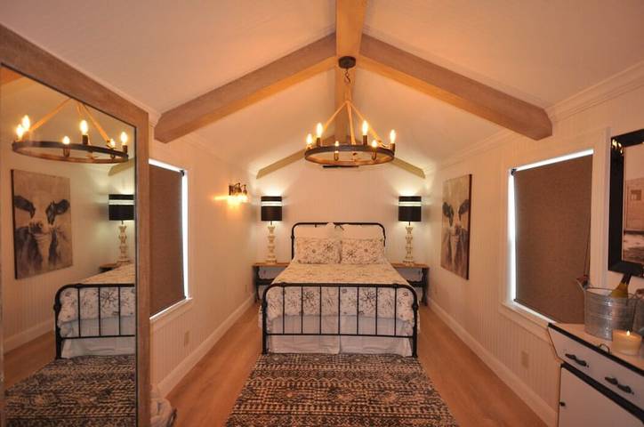 Glamping for 2 people, with terrace and yard, with pets in Texas Hill Country