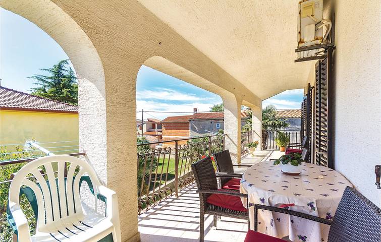 Ganze Ferienwohnung, Gemütliche Ferienwohnung mit Terrasse, WLAN und Parkplatz, nur wenige Schritte von den Sehenswürdigkeiten entfernt in Sisan, Südküste Istrien