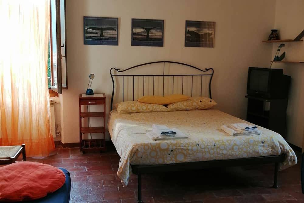 Lakefront studio with garden in Sale Marasino, Iseosee