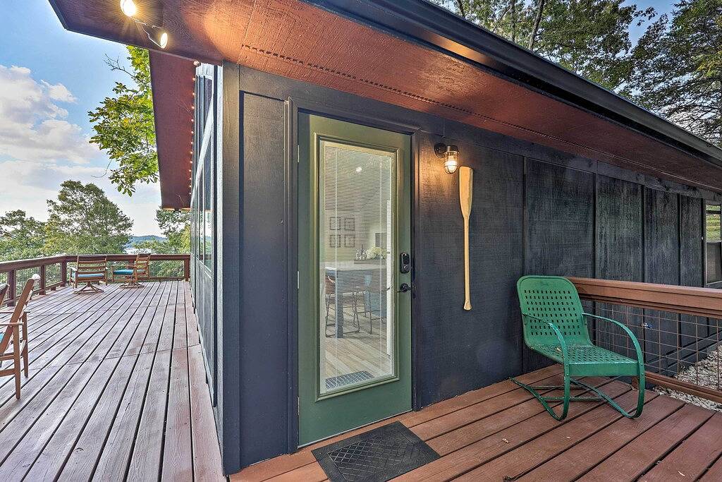 'Foxtail' Cabin Retreat: Steps to Beaver Lake! in Beaver Lake