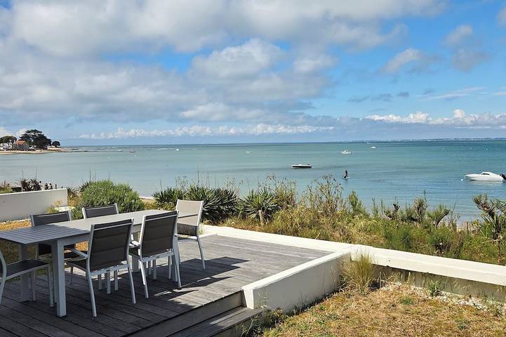 Location de vacances pour 8 personnes, avec terrasse et jardin dans Plage de la Clère