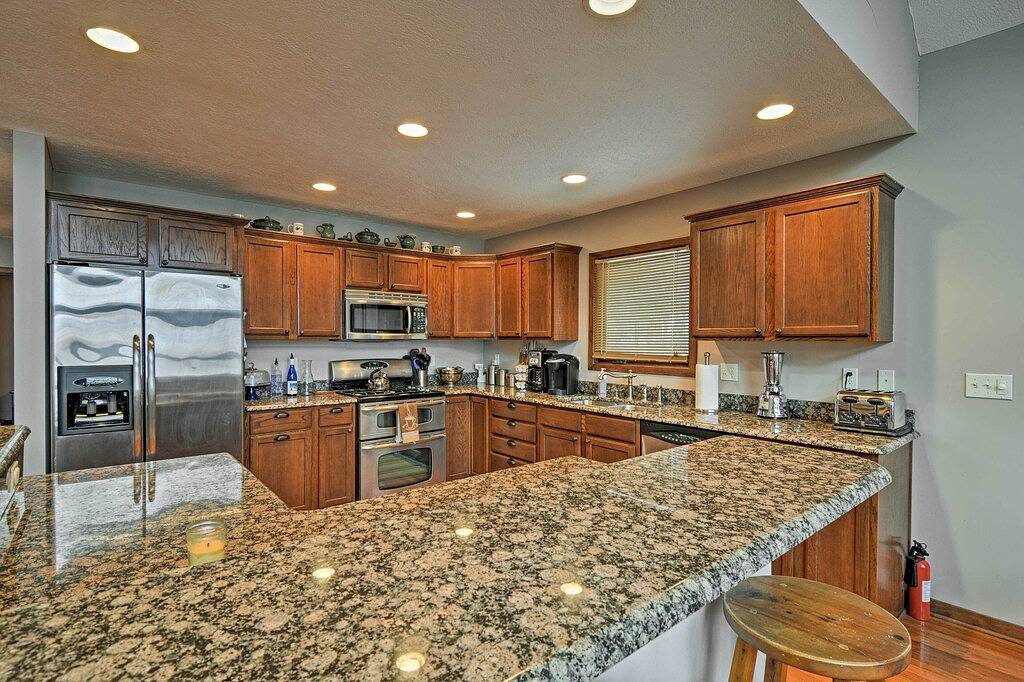 Lakefront Roscommon Home mit Dock, Terrasse und Spielen! in Higgins Lake