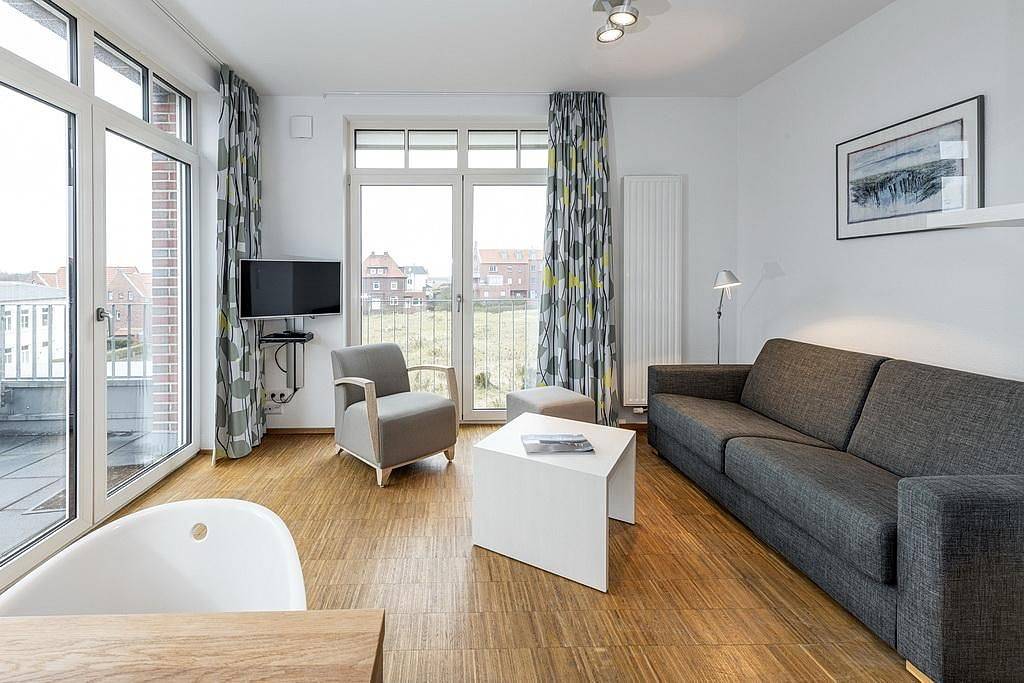 Ganze Wohnung, Tolles Ferienapartment mit großem, sonnigen Südbalkon - nur 100 m zum Strand! in Wangerooge