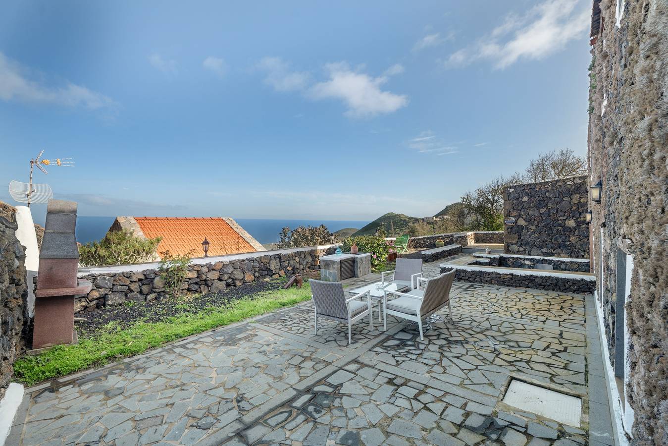 Apartamento El Peral en 'Casa Rural Los Perales' con vistas al mar, terraza compartida y Wi-Fi in El Mocanal, Valverde
