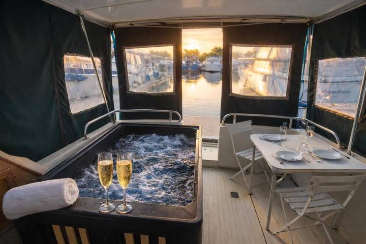 Bateau pour 3 personnes, avec balcon ainsi que vue sur le lac et vue dans Côte-d'Or