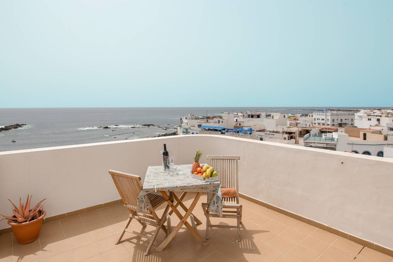 Apartamento inteiro, Apartamento central "Benitez Umpierrez" na praia com terraço, vista para o mar e Wi-Fi in El Cotillo, La Oliva