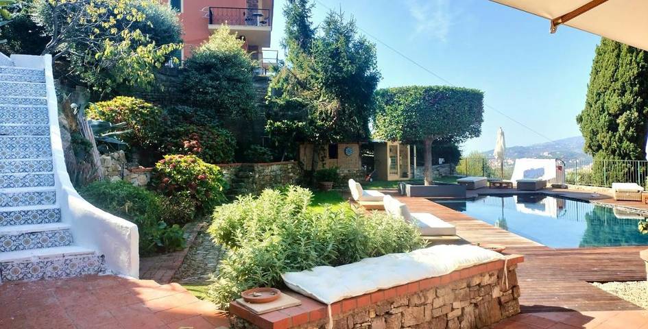 Villa per 8 persone, con panorama e terrazza nonché sauna e piscina, con animali domestici in Imperia
