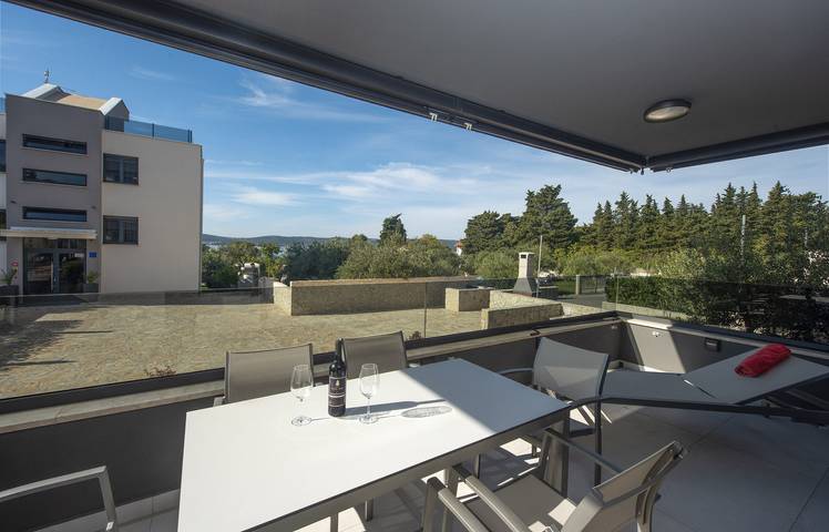 Apartament wakacyjny dla 6 osób, z basen i sauna oraz balkon/ taras w Sveti Filip i Jakov