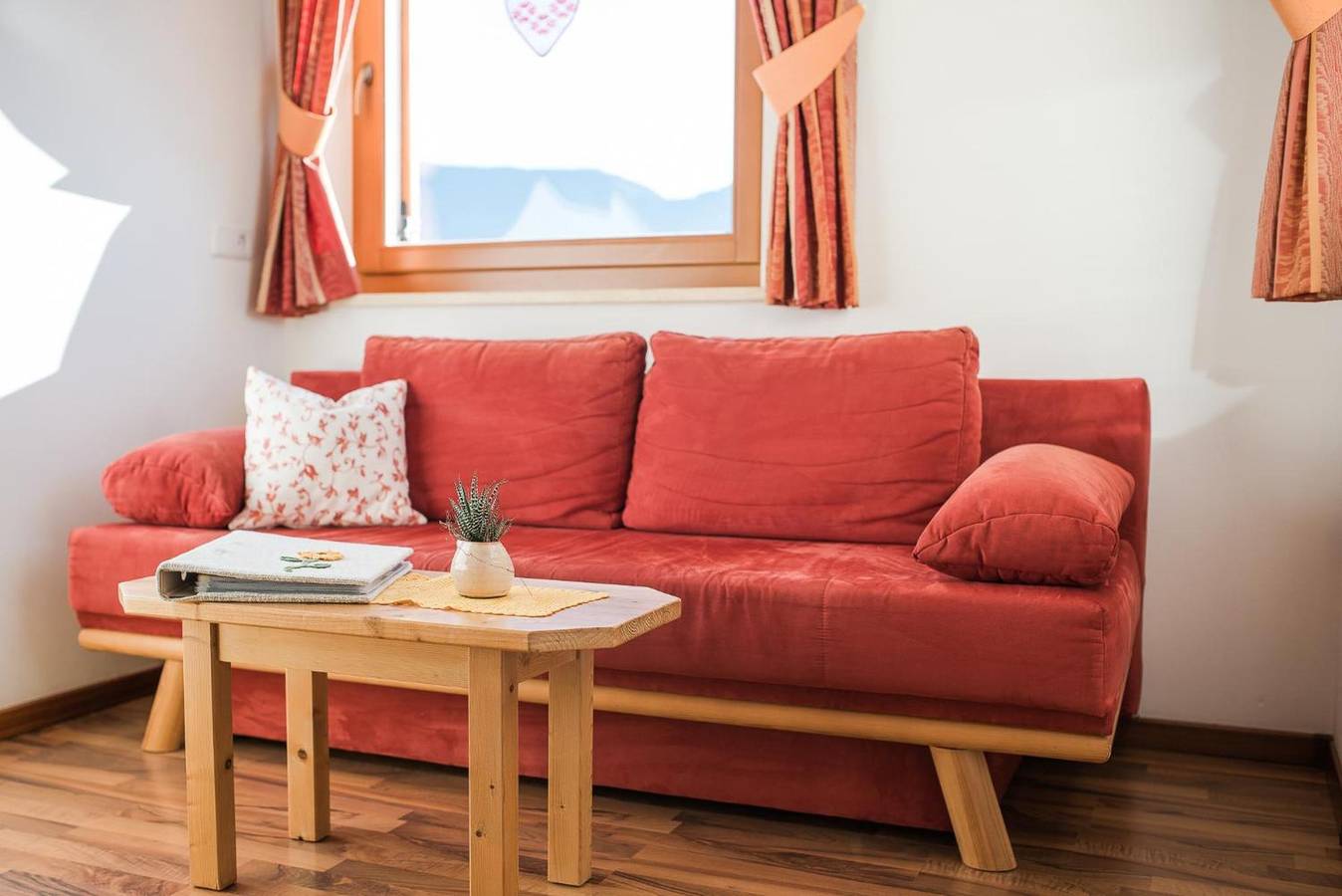 Ganze Wohnung, Ferienwohnung 'Sonnenblume' mit Bergblick, Wi-Fi und Klimaanlage in Algund, Texelgruppe