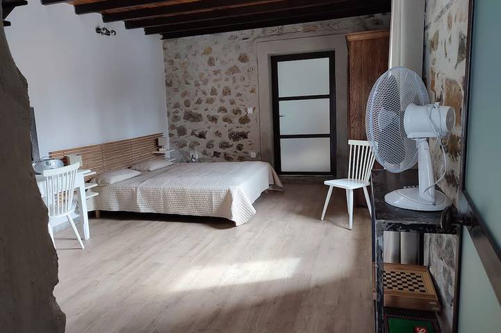 Maison en pierre avec Jacuzzi et climatisation in Vallon-Pont-d'Arc, Ardèche