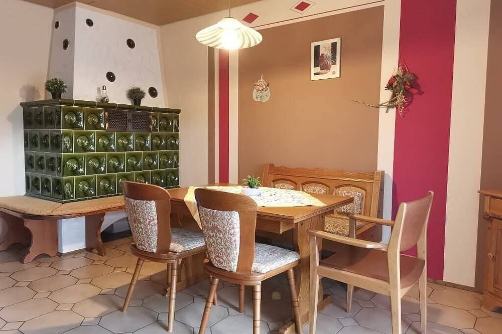 Ganze Wohnung, Ruhige Ferienwohnung (100 qm) mit sonniger Terrasse in Thanstein, Naturpark Oberpfälzer Wald