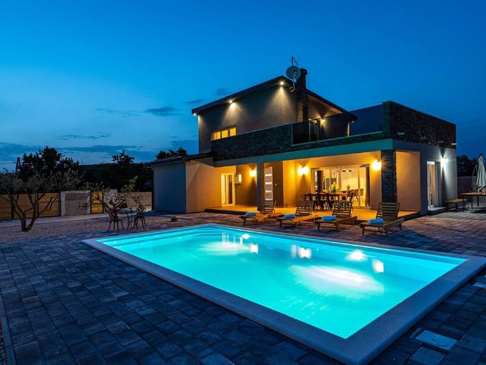 Ferienhaus für 8 Personen, mit Balkon und Terrasse sowie Garten und Pool in Općina Stankovci