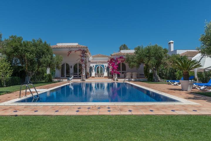 "Villa Orquidea" with pool, Wi-Fi, garden and terrace in Benalup-Casas Viejas, Costa de la Luz