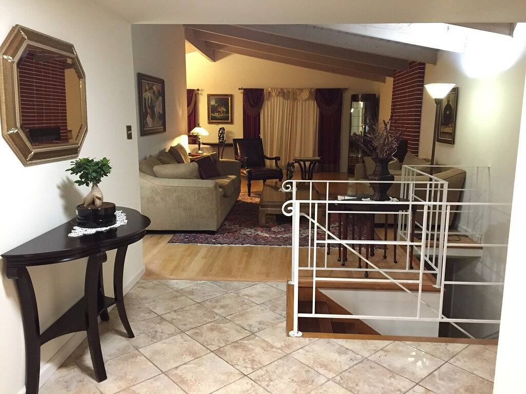 Ein geräumiges Haus mit einer großartigen Aussicht auf die Bucht von San Francisco in El Cerrito, Contra Costa County