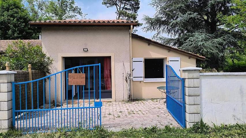 Location de vacances pour 11 personnes, avec Terrasse et Jardin ainsi que Bassin pour enfant et Vue sur le lac à Hostens