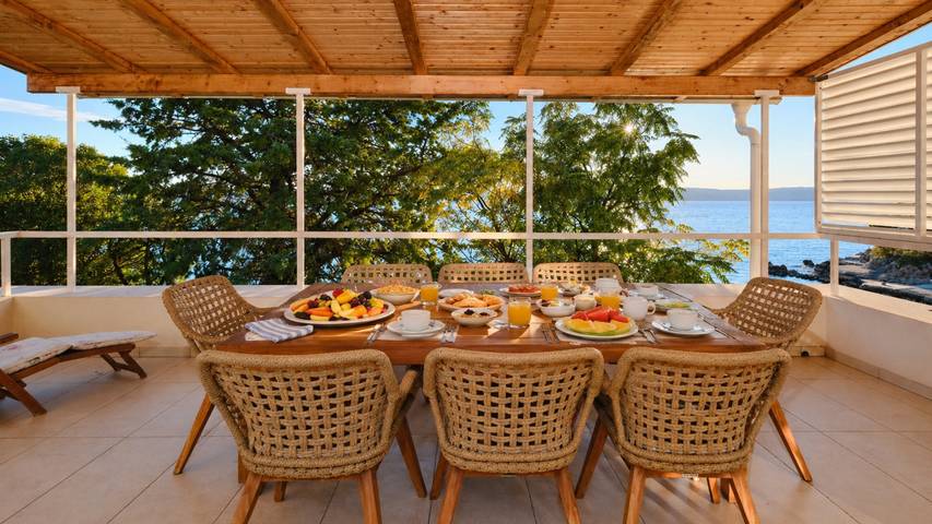 Villa Hemingway beachfront by Villas Guide in Lukovo Šugarje, Naturpark Velebit