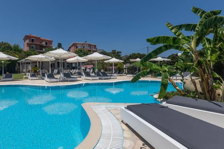 Hôtel pour 3 personnes, avec vue ainsi que piscine et jardin