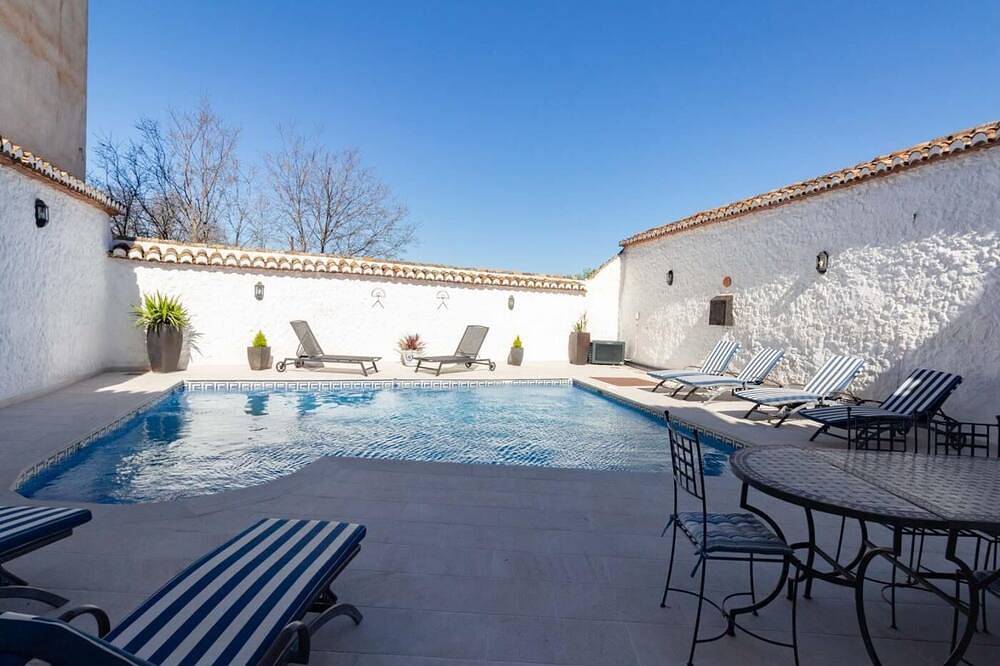 Beautiful rural house with swimming pool and barbecue in Cozvijar, Villamena