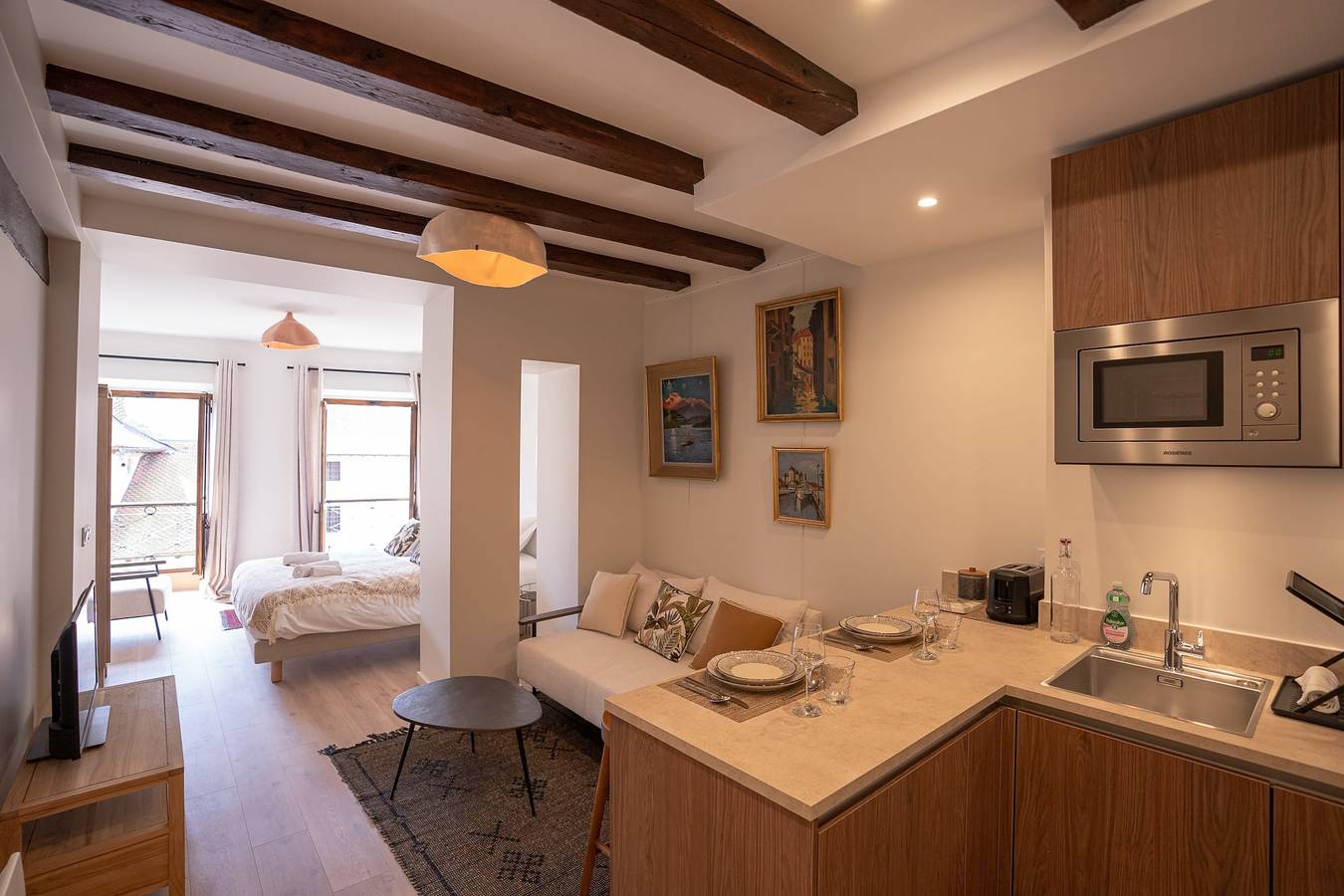 Appartement entier, La Suite du 10 - Joli studio avec vue sur le Canal et le Chateau in Annecy, Annecy (commune)