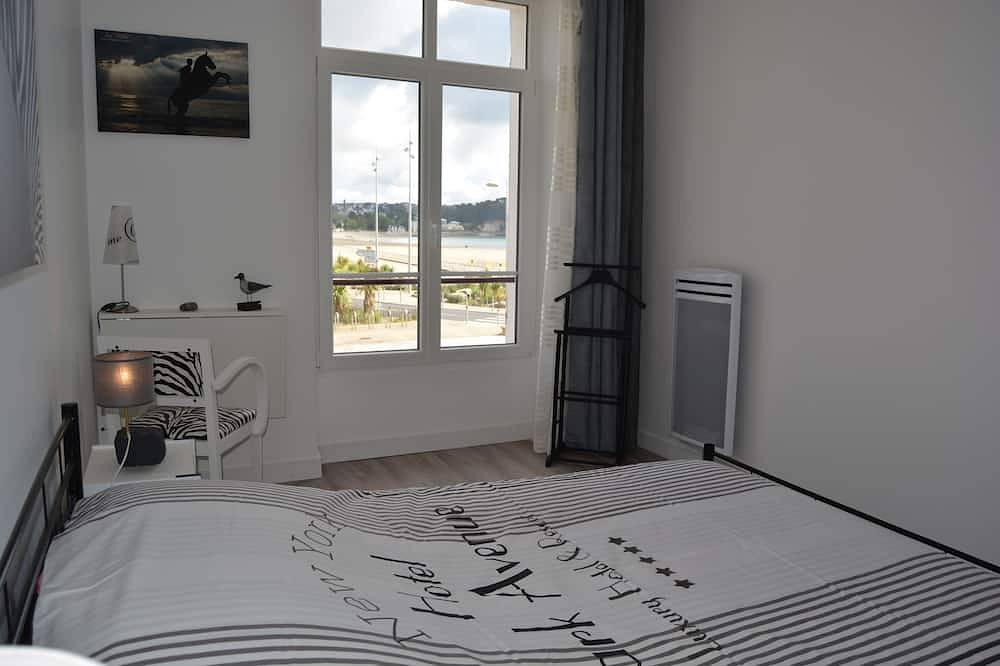 Appartement entier, Vue mer, F2 face à la plage de Morgat avec petit balcon in Morgat, Crozon