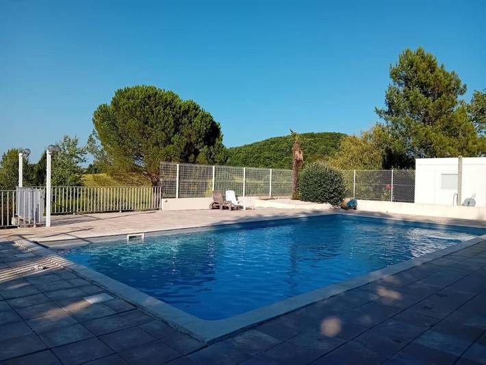 Location de vacances pour 4 personnes, avec Balcon et Terrasse ainsi que Jardin et Piscine à Labastide-Dénat