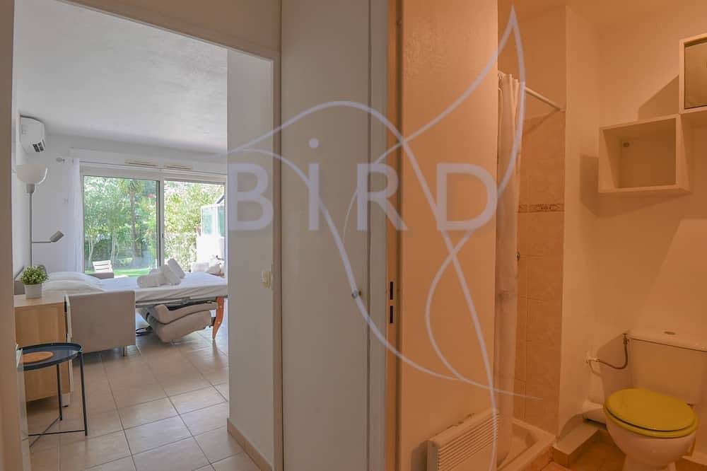 Appartement entier, Studio tout confort, terrasse et jardin privatif in Le Cannet, Région de Cannes