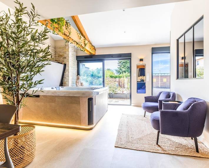 Gîte pour 2 personnes, avec Jacuzzi ainsi que Terrasse et Jardin dans Montceaux