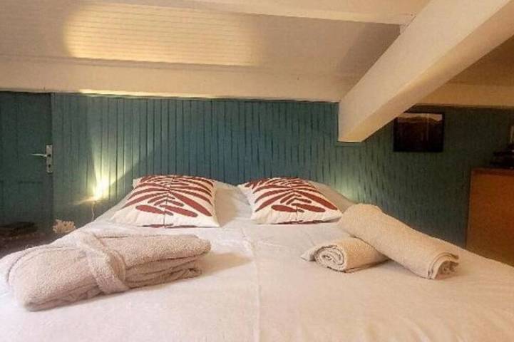 Entire apartment, Charming little studio (no kitchen) ideal for a couple Swimming pool- Sea 5 mins away in La Ciotat, Marseille region