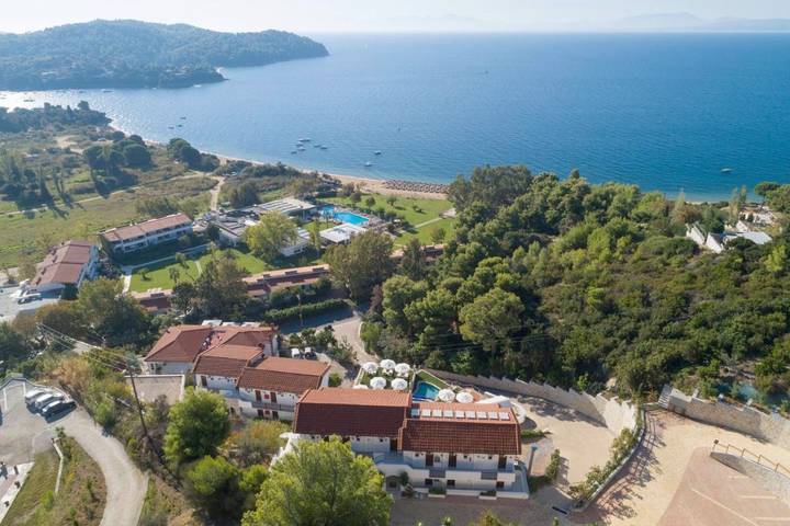 Holiday rental for 2 people, with garden and pool as well as hot tub in Skiathos