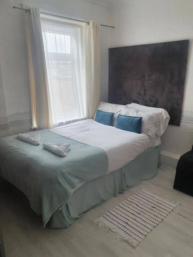 B&b for 8 people, with terrace in Blackpool