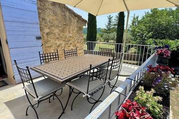 Gîte pour 5 personnes, avec jardin et piscine à Puyvert
