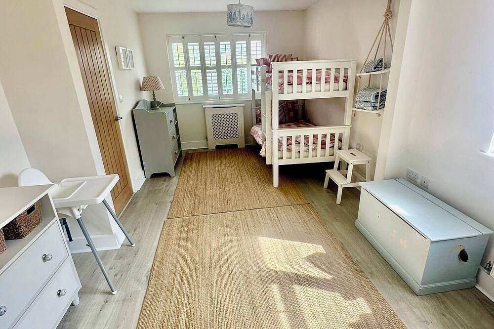 5 bedroom family friendly Beach House, close to beach and village. in West Wittering, West Sussex