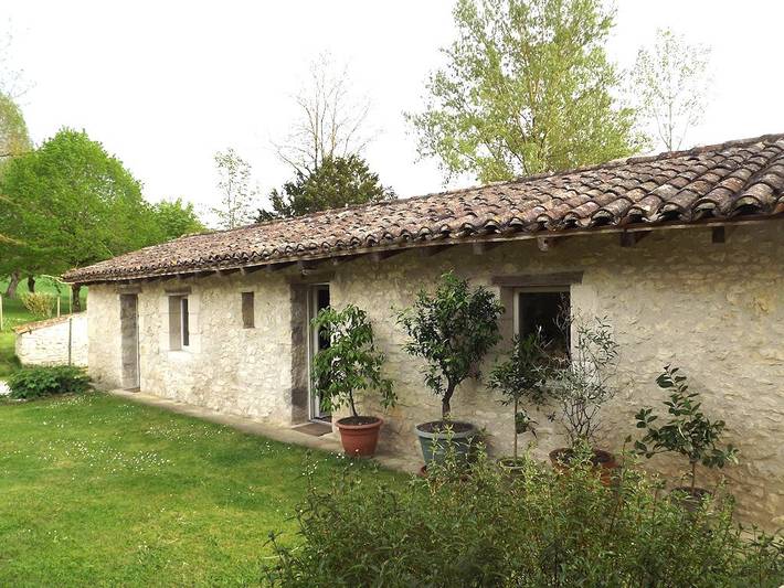 Gîte pour 4 personnes, avec jardin ainsi que piscine et terrasse