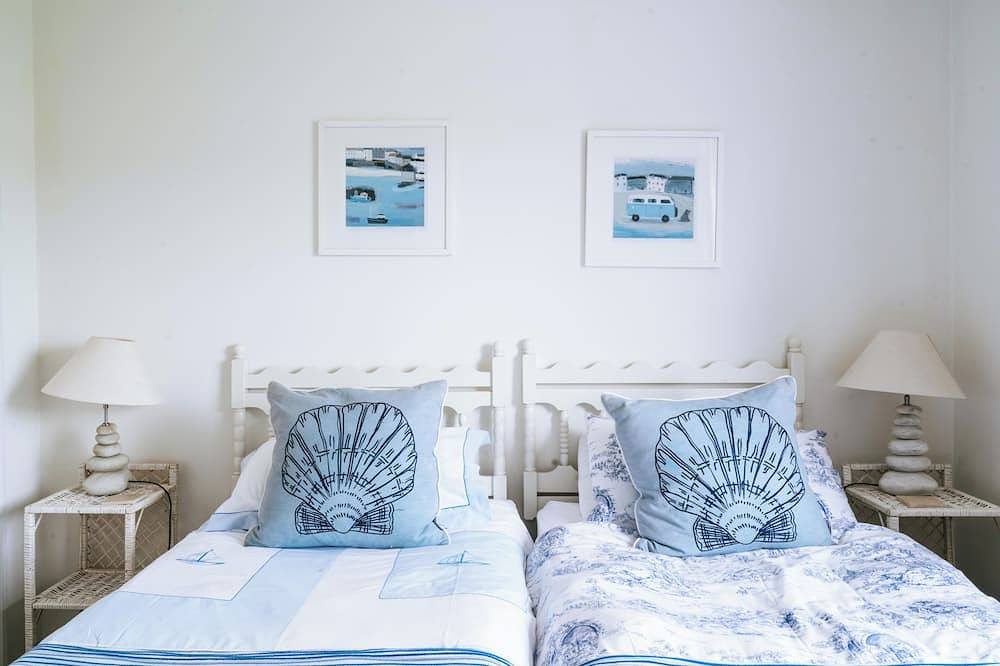Spacious family home, prime location 2 minutes from Trevone's beautiful beaches in Trevone, Cornwall