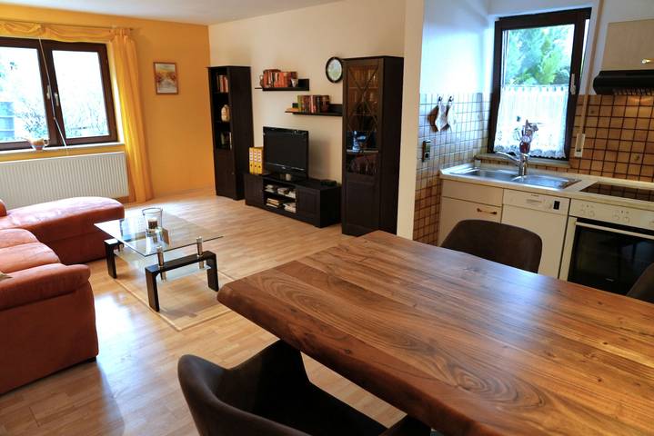 Ganze Ferienwohnung, Haus Kayser - Ferienwohnung 60qm, 1 Schlafzimmer, max. 2 Personen in Bad Urach, Albsteig Etappe 9