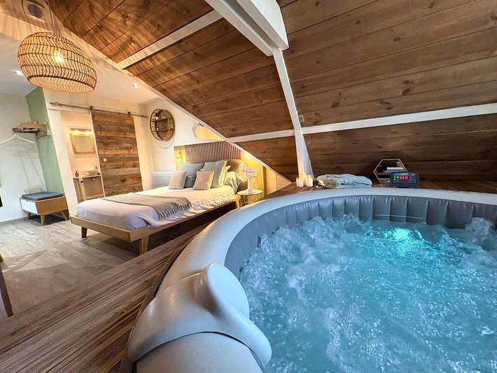 Chambre d’hôte pour 3 personnes, avec Balcon et Jacuzzi dans Croix-Caluyau