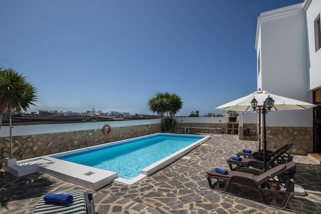 Lujosa y espaciosa "Villa María" con terraza, piscina, vistas al mar y Wi-Fi in El Cuchillo, Tinajo