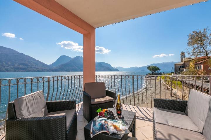Ferienwohnung für 4 Personen, mit Terrasse und Seeblick in Comune di San Siro
