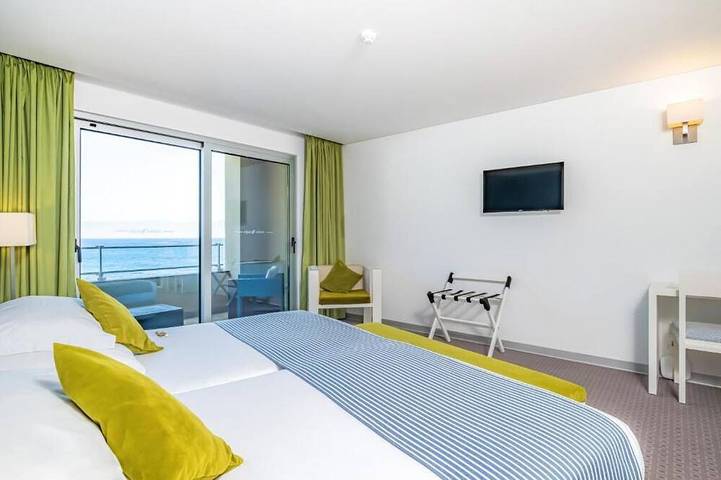 Elegant Waterfront Studio Perfect for Sunsets and Near Coastal Hiking Trails in Madeira