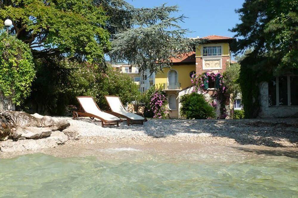 Villa Ondina - Wunderbare Villa mit Privatstrand und großem Garten in Salò, Gardasee-Berge