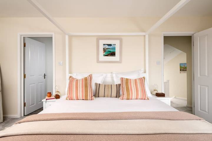 Swans Rest  Lakeside Retreat with Kayaks & Hot Tub in Gloucestershire